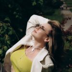 Anna Salivanchuk Instagram - Припиніть скаржитися — Майстер, — одного разу запитав учень, — чому існують труднощі, які заважають нам досягати мети, відхиляють у сторону від обраного шляху, намагаються змусити визнати свою слабкість? — Те, що ти називаєш труднощами, — відповів Учитель, — насправді є частиною твоєї мети. Припини з цим боротися. Всього лише подумай про це, і прийми до уваги, коли вибиратимеш шлях. Уяви, що ти стріляєш з лука. Мішень далеко, і ти не бачиш її, оскільки на землю опустився густий ранковий туман. Хіба ти борешся з туманом? Ні, ти чекаєш, коли подує вітер і туман розвіється. Тепер мішень видно, але вітер відхиляє політ твоєї стріли. Хіба ти борешся з вітром? Ні, ти просто визначаєш його напрямок і робиш поправку, стріляючи трохи під іншим кутом. Твій лук важкий і жорсткий, у тебе не вистачає сил натягнути тятиву. Хіба ти борешся з луком? Ні, ти тренуєш свої м’язи, з кожним разом все сильніше натягуючи тятиву. — Але ж існують люди, які стріляють із легкого і гнучкого лука в ясну, безвітряну погоду, — сказав учень ображено. — Чому ж лише мій постріл зустрічає стільки перешкод на своєму шляху? Невже світ пручається моєму руху вперед? — Ніколи не дивись на інших, — посміхнувся Вчитель. — У кожного свій лук, своя мета і свій власний час для пострілу. Одні ставлять собі за мету точне попадання, інші — можливість навчитися стріляти. Учитель знизив голос і нахилився до учня: — І ще я хочу відкрити тобі страшну таємницю, мій хлопчик. Туман не опускається на землю для того, щоб перешкодити твоєму пострілу, вітер не починає дути для того, щоб відвести твою стрілу в бік, жорсткий лук створений лучником не для того, щоб ти усвідомив свою слабкість. Все це існує саме по собі. Це ти вирішив, що зможеш у цих умовах точно вразити мішень. Тому, або перестань скаржитися на труднощі і починай стріляти, або утихомир свою гординю і вибери собі легшу ціль. Ціль, по якій можна стріляти в упор… Фото @baki_photographer