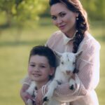 Anna Salivanchuk Instagram - Хто з вас хоче мати слухняну дитину ? Ви кажете йому «Сідай» Він вас слухає і сідає, отже, ви являєтесь дресирувальниками своєї дитини. Я вам ось що скажу, побоюйтеся слухняної дитини. Радійте якщо він має свою думку і може сказати вам НІ🙏🏻 Тому що діти яких дресирують , застосовуючи підвищений тон, удари,залякування -стають бомбою сповільненої дії. Коли дитина податлива, постійно слухається , спокійна, не бігає- це не жива дитина? Він що, слуга вам чи раб? Щоб постійно вас слухати? Ви не господарі своїх дітей, ви лише провідники своїх дітей у життя. Дресируючи дітей ви робите їх слабкими та беззахисними. Будь -якої миті, така дитина може не витримати і зламатися 🙈 чому? тому що якщо він слухається вас то й інших буде слухатися. Ви виховаєте крихку людину ,якій будь-хто зможе промити мізки. Але якщо виховати самостійну і незалежну людину зі своїми поглядами і принципами то ніхто не зможе нею маніпулювати 🙏🏻 Тому перестаньте дресирувати своїх дітей Не вбивайте життя та свободу в дитині🙏🏻 І так ми інколи бісимось, якщо діти нас не слухають, але інколи це на користь💋🙏🏻 #childrenillustration #world #діти #україна #героямслава