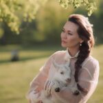 Anna Salivanchuk Instagram - Хто з вас хоче мати слухняну дитину ? Ви кажете йому «Сідай» Він вас слухає і сідає, отже, ви являєтесь дресирувальниками своєї дитини. Я вам ось що скажу, побоюйтеся слухняної дитини. Радійте якщо він має свою думку і може сказати вам НІ🙏🏻 Тому що діти яких дресирують , застосовуючи підвищений тон, удари,залякування -стають бомбою сповільненої дії. Коли дитина податлива, постійно слухається , спокійна, не бігає- це не жива дитина? Він що, слуга вам чи раб? Щоб постійно вас слухати? Ви не господарі своїх дітей, ви лише провідники своїх дітей у життя. Дресируючи дітей ви робите їх слабкими та беззахисними. Будь -якої миті, така дитина може не витримати і зламатися 🙈 чому? тому що якщо він слухається вас то й інших буде слухатися. Ви виховаєте крихку людину ,якій будь-хто зможе промити мізки. Але якщо виховати самостійну і незалежну людину зі своїми поглядами і принципами то ніхто не зможе нею маніпулювати 🙏🏻 Тому перестаньте дресирувати своїх дітей Не вбивайте життя та свободу в дитині🙏🏻 І так ми інколи бісимось, якщо діти нас не слухають, але інколи це на користь💋🙏🏻 #childrenillustration #world #діти #україна #героямслава