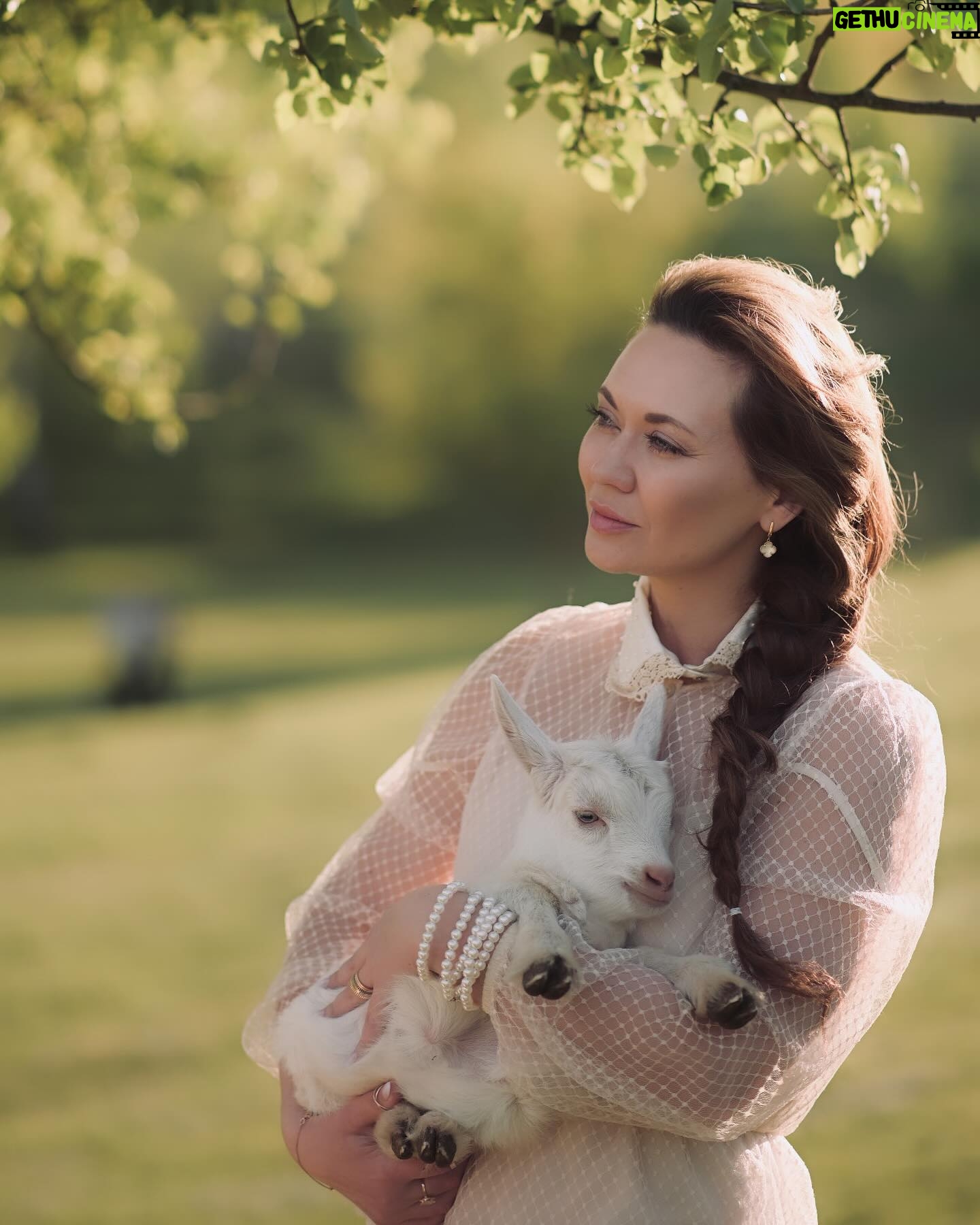 Anna Salivanchuk Instagram - Хто з вас хоче мати слухняну дитину ? Ви кажете йому «Сідай» Він вас слухає і сідає, отже, ви являєтесь дресирувальниками своєї дитини. Я вам ось що скажу, побоюйтеся слухняної дитини. Радійте якщо він має свою думку і може сказати вам НІ🙏🏻 Тому що діти яких дресирують , застосовуючи підвищений тон, удари,залякування -стають бомбою сповільненої дії. Коли дитина податлива, постійно слухається , спокійна, не бігає- це не жива дитина? Він що, слуга вам чи раб? Щоб постійно вас слухати? Ви не господарі своїх дітей, ви лише провідники своїх дітей у життя. Дресируючи дітей ви робите їх слабкими та беззахисними. Будь -якої миті, така дитина може не витримати і зламатися 🙈 чому? тому що якщо він слухається вас то й інших буде слухатися. Ви виховаєте крихку людину ,якій будь-хто зможе промити мізки. Але якщо виховати самостійну і незалежну людину зі своїми поглядами і принципами то ніхто не зможе нею маніпулювати 🙏🏻 Тому перестаньте дресирувати своїх дітей Не вбивайте життя та свободу в дитині🙏🏻 І так ми інколи бісимось, якщо діти нас не слухають, але інколи це на користь💋🙏🏻 #childrenillustration #world #діти #україна #героямслава