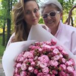 Anna Salivanchuk Instagram - Поспішаю вам нагадати, в неділю 12 травня - прекрасне, всіма улюблене, найсвітліше свято - день мами🥰❤️ А нагадую так заздалегідь, щоб ви встигли б підготуватися і щиро, з любов’ю привітати своїх дорогих матусь❤️ Подарувати подарунок або просто тепло, посмішку та багато обіймів 🥰 Адже наші мами заслужили нашу любов! Їм потрібно частіше нагадувати, як вони нам дорогі і незамінні! Моя мама часто каже, що вона як Гліб 🙈 хоче зайвий раз (який ніколи зайвим не буде) почути слова любов та підтримки. Це для них зараз так важливо 🙏 І пам’ятайте, що бути мамою, це дуже важка робота, я це зрозуміла, коли стала сама мамою двох синів 🥰 У вас є час, зробіть своїй мамі незабутнє свято❤️ #трояндидлямами #квітидлямама #деньматері