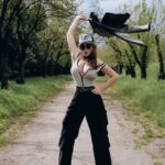 Anna Salivanchuk Instagram - Пам’ятайте ті почуття у дитинстві, ніби час тягнеться дуже повільно: здається, що все ще попереду, а життя буде вічним. ⠀ Але чим ми старші, тим швидше миготять тижні, дні та години. Тільки почалась весна- а вже 1 травня🙈і тільки встигаємо ловити момент “ранок-ніч”. Знайома ситуація? ⠀ Багато хто з нас тільки з роками розуміє, як важливо вчасно навчитися приймати свою недосконалість і любити близьких, вибирати те, що робить нас щасливими, боротися за те, що здається головним, і насолоджуватися життям просто тому, що воно одне і повторити його «начисто» “ не вийде. ⠀ Саме у цьому випадку жити моментом не потрібно. Давай подумаємо, як ми хотіли зустріти старість? Щоб хотіли встигнути зробити. ⠀ Можливо саме Вам зараз лише 20 років, і про старість думати зовсім не хочеться. Але просто повірте, життя летить! І з кожним роком все швидше. Ми всі там будемо і чим раніше замислимося, тим більше встигнемо зробити зі змістом, а не з відчуттям “чернетки”!! І на своїй старості ні про що не шкодуватимемо, а насолоджуватимемося моментом і нашими спогадами. Photo @baki_photographer