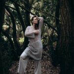 Anna Salivanchuk Instagram - Де шукати натхнення? ⠀ Усім нам тією чи іншою мірою знайомий стан, коли ми загрузли в рутині і кожен наш день схожий на попередній. Особливо зрозуміють мене мами 🙈 ⠀ Ми робимо одні й ті ж дії, йдемо на роботу за інерцією, спілкуємося з тими ж людьми, приходимо додому і дивимося одні й ті самі соціальні мережі, безцільно скроли стрічку... І так поступово наше життя перетворюється на «день бабака». Про яке натхнення може йтися? Як повернути собі енергію, бажання жити і дихати на повні груди? ⠀ Адже дуже важливо відчувати наповненість у кожній хвилині, відведеній нам! Тому намагайтеся ставити себе в ситуацію, коли щодня ви стикаєтеся з чимось новим. З новою інформацією, з новими людьми, з новою їжею у закладі, з новими фільмами та книгами. ⠀ ▪️Нові знайомства Це не про те, що необхідно повністю змінити своє оточення. Ні. Просто будьте відчинені! Знайомтеся з новими людьми, обмінюйтесь знаннями, досвідом, ідеями. ⠀ ▪️Нові місця Зовсім необов’язково летіти на інший континент. Іноді можна просто вибратися на прогулянку до нового місця або сходити до нового ресторану. ⠀ ▪️Інформація Перегляньте новий фільм або виберіть книгу, що кардинально відрізняється від тих, які Ви зазвичай читаєте. ⠀ ▪️Новий досвід Давно мріяли стрибнути з парашутом, вивчити англійську чи піти на кулінарні курси? А може просто скуштувати щось новеньке з їжі? Зараз саме час! ⠀ Здається, це дуже прості поради, але вони реально працюють! Спробуємо? Photo @baki_photographer