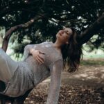 Anna Salivanchuk Instagram - Де шукати натхнення? ⠀ Усім нам тією чи іншою мірою знайомий стан, коли ми загрузли в рутині і кожен наш день схожий на попередній. Особливо зрозуміють мене мами 🙈 ⠀ Ми робимо одні й ті ж дії, йдемо на роботу за інерцією, спілкуємося з тими ж людьми, приходимо додому і дивимося одні й ті самі соціальні мережі, безцільно скроли стрічку... І так поступово наше життя перетворюється на «день бабака». Про яке натхнення може йтися? Як повернути собі енергію, бажання жити і дихати на повні груди? ⠀ Адже дуже важливо відчувати наповненість у кожній хвилині, відведеній нам! Тому намагайтеся ставити себе в ситуацію, коли щодня ви стикаєтеся з чимось новим. З новою інформацією, з новими людьми, з новою їжею у закладі, з новими фільмами та книгами. ⠀ ▪️Нові знайомства Це не про те, що необхідно повністю змінити своє оточення. Ні. Просто будьте відчинені! Знайомтеся з новими людьми, обмінюйтесь знаннями, досвідом, ідеями. ⠀ ▪️Нові місця Зовсім необов’язково летіти на інший континент. Іноді можна просто вибратися на прогулянку до нового місця або сходити до нового ресторану. ⠀ ▪️Інформація Перегляньте новий фільм або виберіть книгу, що кардинально відрізняється від тих, які Ви зазвичай читаєте. ⠀ ▪️Новий досвід Давно мріяли стрибнути з парашутом, вивчити англійську чи піти на кулінарні курси? А може просто скуштувати щось новеньке з їжі? Зараз саме час! ⠀ Здається, це дуже прості поради, але вони реально працюють! Спробуємо? Photo @baki_photographer
