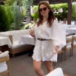 Anna Salivanchuk Instagram - Одягни сукню- відчуй себе ЖІНКОЮ💋 Останнім часом постійно хочеться носити сукні,і ось відповідь 🫵 Сукні у всі часи вважалася основним атрибутом жіночності. І причина цього полягає не тільки в красі такого одягу. Фахівці в області енергетичних практик вважають, що коли жінка одягається в сукню вона починає акумулювати притаманну їй енергію жіночності. Тому спідниця несе з собою ще й певний сакральний сенс для кожної з представниць слабкої статі. Коли ж жінка одягається в штани, вона немов перекриває цим зв’язок з землею. Рух енергії зупиняється, а жіноча священна посудина у вигляді матки залишається порожньою. В результаті жінці нема чим поділитися з чоловіком. Жіноча енергія для чоловіка має важливе значення. Вона робить його більш спокійним, врівноваженим, стабільним. Якщо у чоловіка є доступ до жіночої енергії, то він завжди буде хотіти займатися творчою працею. Коли чоловік позбавлений жіночої ласки і любові, він стає агресивним, грубим і жорстоким. Свою сукню підібрала в @suknja.kyiv українського бренду @yarkate.studio Напишіть мені чи ви часто одягаєте сукні🙏🏻