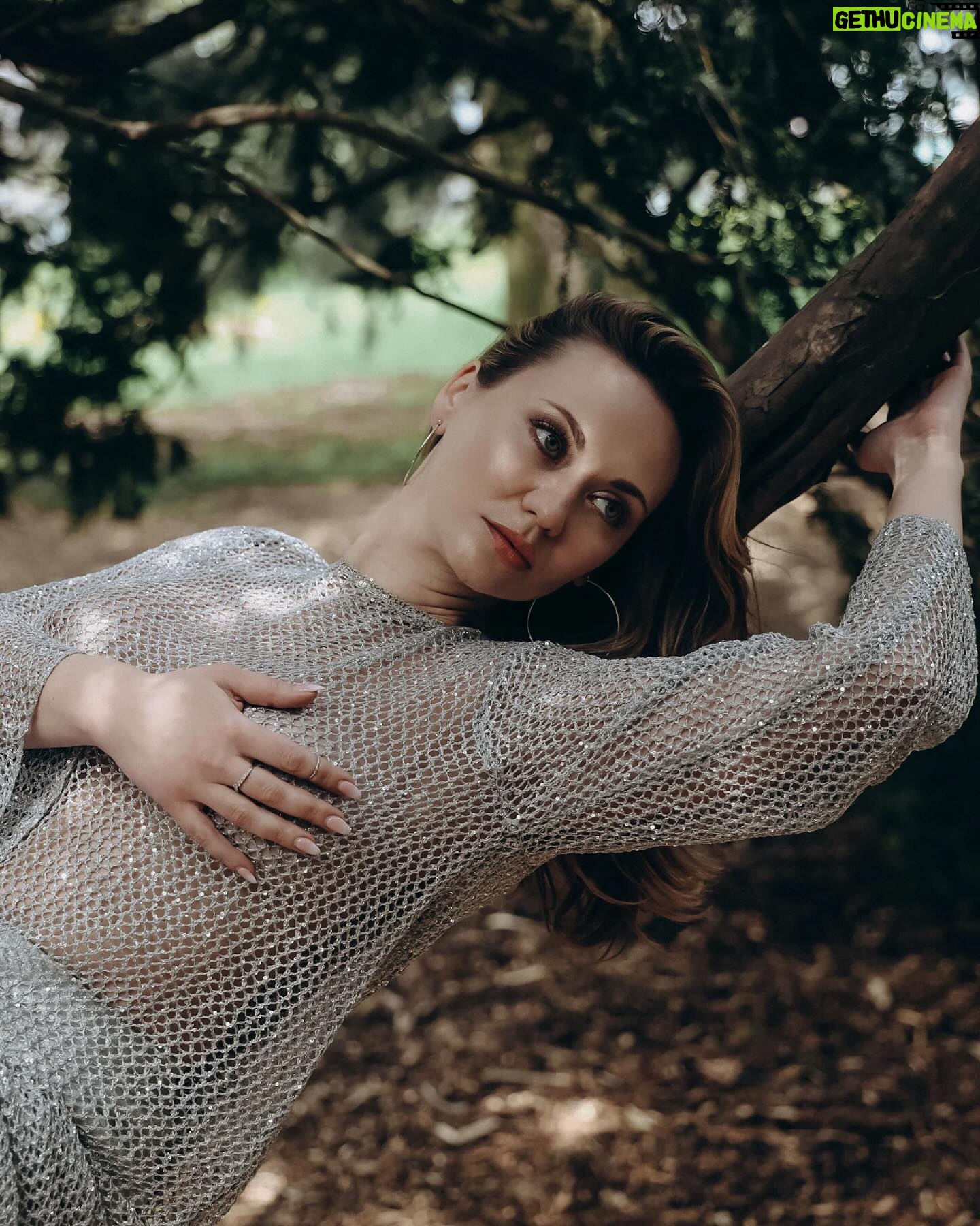 Anna Salivanchuk Instagram - Де шукати натхнення? ⠀ Усім нам тією чи іншою мірою знайомий стан, коли ми загрузли в рутині і кожен наш день схожий на попередній. Особливо зрозуміють мене мами 🙈 ⠀ Ми робимо одні й ті ж дії, йдемо на роботу за інерцією, спілкуємося з тими ж людьми, приходимо додому і дивимося одні й ті самі соціальні мережі, безцільно скроли стрічку... І так поступово наше життя перетворюється на «день бабака». Про яке натхнення може йтися? Як повернути собі енергію, бажання жити і дихати на повні груди? ⠀ Адже дуже важливо відчувати наповненість у кожній хвилині, відведеній нам! Тому намагайтеся ставити себе в ситуацію, коли щодня ви стикаєтеся з чимось новим. З новою інформацією, з новими людьми, з новою їжею у закладі, з новими фільмами та книгами. ⠀ ▪️Нові знайомства Це не про те, що необхідно повністю змінити своє оточення. Ні. Просто будьте відчинені! Знайомтеся з новими людьми, обмінюйтесь знаннями, досвідом, ідеями. ⠀ ▪️Нові місця Зовсім необов’язково летіти на інший континент. Іноді можна просто вибратися на прогулянку до нового місця або сходити до нового ресторану. ⠀ ▪️Інформація Перегляньте новий фільм або виберіть книгу, що кардинально відрізняється від тих, які Ви зазвичай читаєте. ⠀ ▪️Новий досвід Давно мріяли стрибнути з парашутом, вивчити англійську чи піти на кулінарні курси? А може просто скуштувати щось новеньке з їжі? Зараз саме час! ⠀ Здається, це дуже прості поради, але вони реально працюють! Спробуємо? Photo @baki_photographer