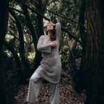 Anna Salivanchuk Instagram - Де шукати натхнення? ⠀ Усім нам тією чи іншою мірою знайомий стан, коли ми загрузли в рутині і кожен наш день схожий на попередній. Особливо зрозуміють мене мами 🙈 ⠀ Ми робимо одні й ті ж дії, йдемо на роботу за інерцією, спілкуємося з тими ж людьми, приходимо додому і дивимося одні й ті самі соціальні мережі, безцільно скроли стрічку... І так поступово наше життя перетворюється на «день бабака». Про яке натхнення може йтися? Як повернути собі енергію, бажання жити і дихати на повні груди? ⠀ Адже дуже важливо відчувати наповненість у кожній хвилині, відведеній нам! Тому намагайтеся ставити себе в ситуацію, коли щодня ви стикаєтеся з чимось новим. З новою інформацією, з новими людьми, з новою їжею у закладі, з новими фільмами та книгами. ⠀ ▪️Нові знайомства Це не про те, що необхідно повністю змінити своє оточення. Ні. Просто будьте відчинені! Знайомтеся з новими людьми, обмінюйтесь знаннями, досвідом, ідеями. ⠀ ▪️Нові місця Зовсім необов’язково летіти на інший континент. Іноді можна просто вибратися на прогулянку до нового місця або сходити до нового ресторану. ⠀ ▪️Інформація Перегляньте новий фільм або виберіть книгу, що кардинально відрізняється від тих, які Ви зазвичай читаєте. ⠀ ▪️Новий досвід Давно мріяли стрибнути з парашутом, вивчити англійську чи піти на кулінарні курси? А може просто скуштувати щось новеньке з їжі? Зараз саме час! ⠀ Здається, це дуже прості поради, але вони реально працюють! Спробуємо? Photo @baki_photographer