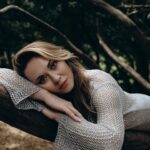Anna Salivanchuk Instagram - Де шукати натхнення? ⠀ Усім нам тією чи іншою мірою знайомий стан, коли ми загрузли в рутині і кожен наш день схожий на попередній. Особливо зрозуміють мене мами 🙈 ⠀ Ми робимо одні й ті ж дії, йдемо на роботу за інерцією, спілкуємося з тими ж людьми, приходимо додому і дивимося одні й ті самі соціальні мережі, безцільно скроли стрічку... І так поступово наше життя перетворюється на «день бабака». Про яке натхнення може йтися? Як повернути собі енергію, бажання жити і дихати на повні груди? ⠀ Адже дуже важливо відчувати наповненість у кожній хвилині, відведеній нам! Тому намагайтеся ставити себе в ситуацію, коли щодня ви стикаєтеся з чимось новим. З новою інформацією, з новими людьми, з новою їжею у закладі, з новими фільмами та книгами. ⠀ ▪️Нові знайомства Це не про те, що необхідно повністю змінити своє оточення. Ні. Просто будьте відчинені! Знайомтеся з новими людьми, обмінюйтесь знаннями, досвідом, ідеями. ⠀ ▪️Нові місця Зовсім необов’язково летіти на інший континент. Іноді можна просто вибратися на прогулянку до нового місця або сходити до нового ресторану. ⠀ ▪️Інформація Перегляньте новий фільм або виберіть книгу, що кардинально відрізняється від тих, які Ви зазвичай читаєте. ⠀ ▪️Новий досвід Давно мріяли стрибнути з парашутом, вивчити англійську чи піти на кулінарні курси? А може просто скуштувати щось новеньке з їжі? Зараз саме час! ⠀ Здається, це дуже прості поради, але вони реально працюють! Спробуємо? Photo @baki_photographer