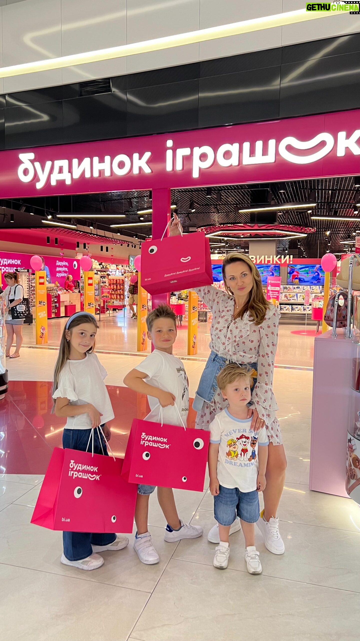 Anna Salivanchuk Instagram - Вже зовсім скоро прекрасне свято ДЕНЬ ЗАХИСТУ ДІТЕЙ насправді ми охороняємо своїх дітей кожного дня, а в цей день можна ще трішечки більше приділити малечі уваги та любові❤️ Ми з @bi.ua Хочемо ощасливити двох діток і розіграти чудові набори Lego Friends для дівчат і Lego для хлопчиків👍 УМОВИ РОЗІГРАШУ ✅підписатись на @bi.ua ✅пролайкати 3 останні пости у мене і у @bi.ua ✅і під цим постом написати «З днем захисту дітей» Розіграю 1 червня👍 Удачі🙏🏻 А тим часом, в «Будинок іграшок», як завжди, знайдете найрізноманітніший асортимент іграшок - новинки, хіти, ігрові набори, колекційні фігурки за мотивами улюблених героїв, і звичайно, безліч суперпропозицій, акцій. Тож якщо вам треба все й одразу, приходьте в «Будинок іграшок» - місце де збуваються мрії! І найцікавіше!!! Увага-увага!!! Безліч пропозицій зі знижками до -50% на крутезні іграшки! Купуючи товари в мережі “Будинок іграшок”, долучайтеся до спільної благодійної акції з фондом «Таблеточки». Додайте будь-яку комфортну суму до свого чеку - наблизьте дітей- підопічних ФБ “Таблеточки” до перемоги над раком. Любіть, захищайте, цініть, і особливо вірте у своїх дітей щодня🙏🏻🙏🏻🙏🏻💙💛
