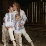 Anna Salivanchuk Instagram - Сьогодні всеукраїнський День вишиванки. Радію, коли на свята ми всією сім’єю вдягаймо вишиванки. Для нас це особливе вбрання, в якому хочеться мріяти та в якому чіткіше відчувається своє коріння. Першу свою вишиванку я вишила собі сама, мене навчила моя бабця, коли мені було 10 років. Люблю кожну свою вишиванку, бо в мене їх багато👍 Одну з них я навіть купувала собі на виписку з роддому, коли народила Нікіту.Це гарний і символічний для мене одяг, я вважаю, що в ньому можна ходити щодня. Вишита сорочка – це код нації, він дає особливі відчуття та приналежність до українського народу, його історії та культури. Сьогодні мільйони українців по всьому світу будуть у вишиванках. Багато людей у всіх куточках світу на знак солідарності з нами, на знак дружби і поваги до нас також одягнуть цей безмежно гарний витвір рук українців. 🤗 Це прекрасно, коли у нас є власні такі красиві традиції, дотримуватися котрих – задоволення і насолода. Отже давайте одягнемо цю вишиту красу у знак єдності, підтримки та любові до нашої країни. 🇺🇦 #славазсу #saveukraine Photo @elenponomaryova Дитячі вишиванки @tapppir Моя вишиванка @pani.vishivanochka