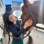 Anna Sawai Instagram - My favorite castmate from the set of Shogun♥️ The crew would joke that anytime I went missing, they’d look for the horses or crafty (where I’d be getting apples for the horses). Wasn’t really a joke though. A big thank you to the Jamie and his team for everything they taught me and always letting me come hang out. I’ll miss you Deucie poo🤎 とても懐っこくて、自分の紐を解いちゃう頭の良さを持ちながら、公園で遠くに人が見えたらびっくりして動かなくなっちゃう面白い性格のドゥース。 いっぱい幸せ分けてくれてありがとう。私のこと忘れないでね🥹