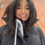 Anna Sawai Instagram - How it started vs how it’s going 現地の人を見習って傘ささないで大雪の中歩いたけど、普通に痛いよ？