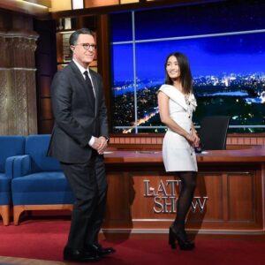 Anna Sawai Instagram - So much fun teaching @stephenathome the @shogunfx  walk and singing Hard Knock Life together.
Tune in to watch @colbertlateshow tonight on CBS tonight🫶🏼 Thank you for having me team #Colbert🥹

📸 @skpnyc
Styled by @karlawelchstylist 
Wearing @alessandrarich 
Make up by @yumi_mori 
Hair by @danawillcutyou