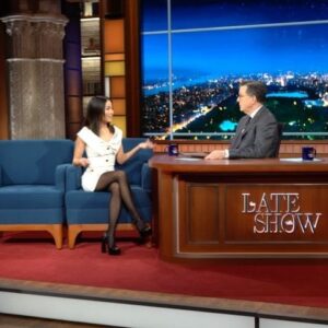Anna Sawai Instagram - So much fun teaching @stephenathome the @shogunfx  walk and singing Hard Knock Life together.
Tune in to watch @colbertlateshow tonight on CBS tonight🫶🏼 Thank you for having me team #Colbert🥹

📸 @skpnyc
Styled by @karlawelchstylist 
Wearing @alessandrarich 
Make up by @yumi_mori 
Hair by @danawillcutyou
