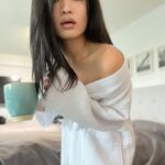 Anna Sawai Instagram - What I fear spies will see through the front camera vs what they’ll really see. インカメ通して見られてるかもと心配になるんだけど、 想像してる自分vs実際の姿 🙆🏻‍♀️