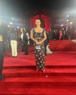 Anna Shaffer Instagram - It’s called fashion honey, look it up!!!!! 

Thank you so much for a beautiful evening @mulberryengland @britishfashioncouncil ✨

Thank you thank you gorgeous glam team - my forever love @rachelsingerclark on 🎨 and THE @charlottemensah on icon and bun duty ❤️

@mulberryengland 👜 
@shushu__tong 👗 

And thank you to @onehundredshoreditch for hosting me and to @purplepr and to the queen @kikikaur for everything always! 💥
