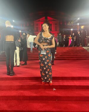 Anna Shaffer Instagram - It’s called fashion honey, look it up!!!!! 

Thank you so much for a beautiful evening @mulberryengland @britishfashioncouncil ✨

Thank you thank you gorgeous glam team - my forever love @rachelsingerclark on 🎨 and THE @charlottemensah on icon and bun duty ❤️

@mulberryengland 👜 
@shushu__tong 👗 

And thank you to @onehundredshoreditch for hosting me and to @purplepr and to the queen @kikikaur for everything always! 💥