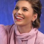 Anna Shulgina Instagram - Представьте, сколько шансов в своей жизни мы не замечаем? Сколько намеренно теряем из-за тревожности перед неизвестностью? Сколько интересного упускаем во избежание критики людей? Тем не менее через время становится не по себе, когда, оглядываясь назад, видишь в них не страх, а соблазн, и боль, если эти маяки теперь существуют лишь недосягаемыми светлячками на горизонте. Что же получается? Люди только с возрастом начинают понимать, как важно обуздать свои смятения. Лишь оседлав храбрость, можно пуститься в путешествие под названием «Развитие». 🌟