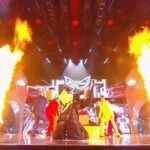 Anna Shulgina Instagram - Какой номер Скунцессы вам больше всего понравился?🔥 Выпуск 1 - «Моя бабушка курит трубку» Выпуск 2 - «In your eyes» Выпуск 3 - «Курю» Выпуск 4 - «Нас не догонят» Выпуск 5 - «Я буду всегда с тобой» Выпуск 6 - «Бьет бит» Выпуск 7 - «I wanna be your slave» Выпуск 8 - «Feel good inc» Очень хотелось сделать не только разные по стилистике номера, но и играть с характером и физикой персонажа. Я очень рада, что иногда позволяли встревать со своими идеями в постановки (например, «Я буду всегда с тобой») и аранжировки (такие, как «Бьет бит», «Feel good inc», «I wanna be your slave»). Безумно счастлива, что почти все номера были танцевальными. Стоять-то тяжело с неповоротливым двухметровым хвостом, тяжелой маской, от которой болит шея и образовываются мозоли на лбу, обмотанным в поролон туловищем, а уж танцевать и подавно!😅 Нереально благодарна хореографам и танцорам (у меня нет их аккаунтов, не могу отметить) за то, что не шли у меня на поводу и не облегчали мне танцы, а усложняли их с каждым выпуском. Удивительно, но, даже за столь короткий срок, из-за сумасшедшего режима репетиций, записи и съемок, успеваешь вдруг открыть самого себя с новой стороны… Однозначно будет, что вспомнить. С любовью, Ваша Скунцесса 🦨