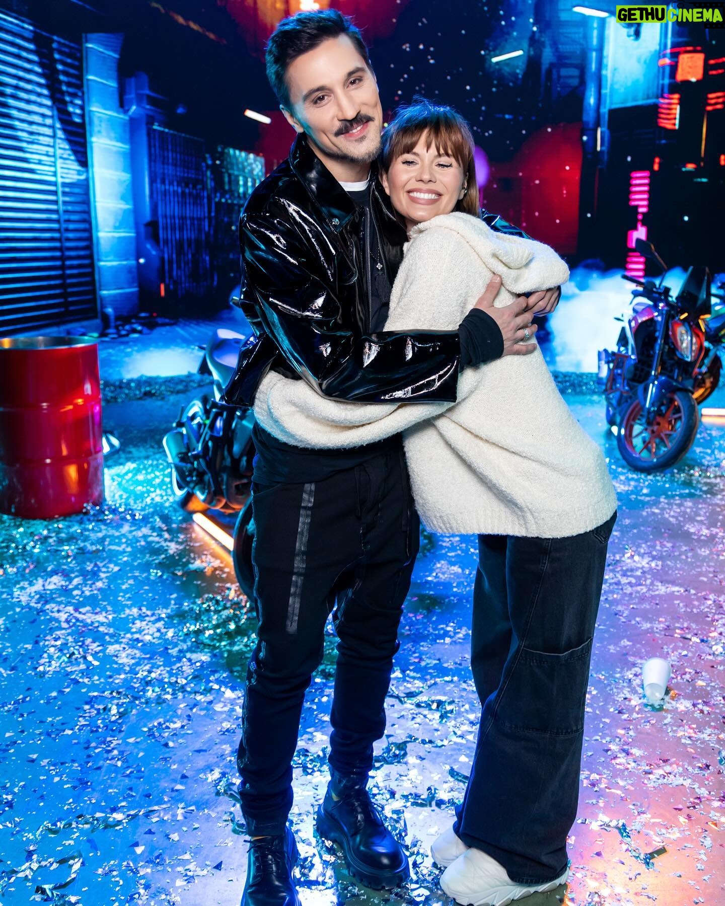 Anna Shulgina Instagram - Премьера альбома «VK ПОД ШУБОЙ 2» состоялась!🖤 Много месяцев я и моя команда трудилась над этим новогодним подарком. Я очень благодарна всем артистам за то, что доверились в очередной раз и окунулись в музыкальные эксперименты. Каждый, абсолютно каждый артист был вовлечен в творческий процесс и привносил в песни свой вклад, что является для меня показателем, ведь далеко не все проекты на рынке удостаиваются такого отношения! Слушайте альбом на всех музыкальных площадках. Ссылка в шапке профиля.