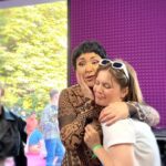 Anna Shulgina Instagram - Оставлю здесь, как часть моей истории. 2023. Москва. VK fest. На этом видео мы все явно уставшие от плотного графика артистического и организаторского, и от погодных условий, то жара, то ураган, и , в целом, от большой ответственности. Я каждый раз безумно радуюсь, когда вижу открытых, добрых и участливых людей в развлекательной индустрии, и, конечно же, ценю, восхищаюсь и стараюсь беречь их. Лола случайно появилась в моей жизни пару лет назад, чему я несказанно рада. @lolitamilyavskaya не впервые участвует в задумках под моим контролем. Каждый раз ярко и незабываемо для любого на площадке. Вот и в прошлые выходные зашла поддержать проект, который курируется мной. В итоге похвалила не только проект, но и меня в краску загнала. 💔 Лучшая.