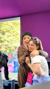 Anna Shulgina Instagram - Оставлю здесь, как часть моей истории. 2023. Москва. VK fest. На этом видео мы все явно уставшие от плотного графика артистического и организаторского, и от погодных условий, то жара, то ураган, и , в целом, от большой ответственности. Я каждый раз безумно радуюсь, когда вижу открытых, добрых и участливых людей в развлекательной индустрии, и, конечно же, ценю, восхищаюсь и стараюсь беречь их. Лола случайно появилась в моей жизни пару лет назад, чему я несказанно рада. @lolitamilyavskaya не впервые участвует в задумках под моим контролем. Каждый раз ярко и незабываемо для любого на площадке. Вот и в прошлые выходные зашла поддержать проект, который курируется мной. В итоге похвалила не только проект, но и меня в краску загнала. 💔 Лучшая.