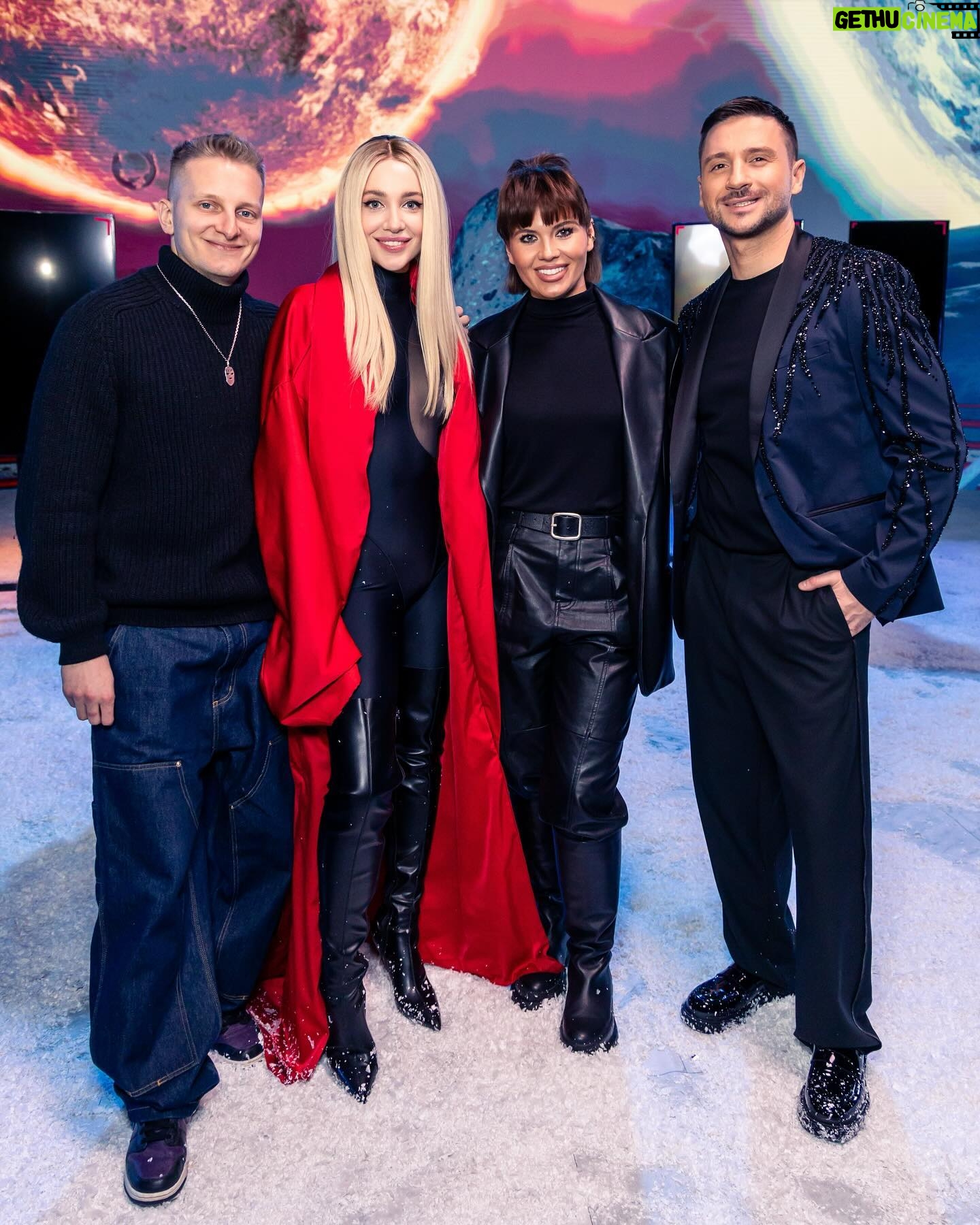 Anna Shulgina Instagram - Премьера альбома «VK ПОД ШУБОЙ 2» состоялась!🖤 Много месяцев я и моя команда трудилась над этим новогодним подарком. Я очень благодарна всем артистам за то, что доверились в очередной раз и окунулись в музыкальные эксперименты. Каждый, абсолютно каждый артист был вовлечен в творческий процесс и привносил в песни свой вклад, что является для меня показателем, ведь далеко не все проекты на рынке удостаиваются такого отношения! Слушайте альбом на всех музыкальных площадках. Ссылка в шапке профиля.