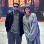 Anna Shulgina Instagram - Премьера альбома «VK ПОД ШУБОЙ 2» состоялась!🖤 Много месяцев я и моя команда трудилась над этим новогодним подарком. Я очень благодарна всем артистам за то, что доверились в очередной раз и окунулись в музыкальные эксперименты. Каждый, абсолютно каждый артист был вовлечен в творческий процесс и привносил в песни свой вклад, что является для меня показателем, ведь далеко не все проекты на рынке удостаиваются такого отношения! Слушайте альбом на всех музыкальных площадках. Ссылка в шапке профиля.