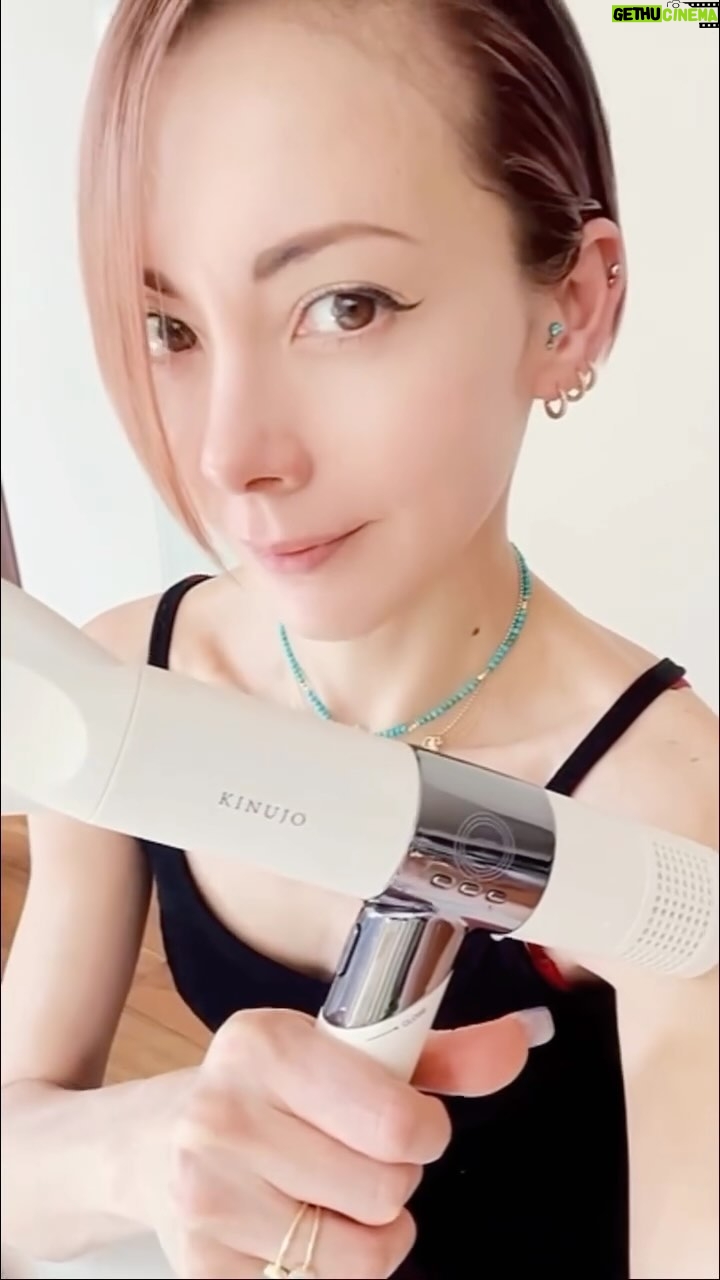 Anna Tsuchiya Instagram - なんだこりゃ‼️ 最高なドライヤーをいただきました❤️🔥 めっちゃ速攻で乾く‼︎ (今まで髪乾かすのが‥苦手土屋笑内緒) 時短!楽ちん!軽い!最高なんですけどー😭 しかも髪のこと考えてくれてて、 猫っ毛あんど染めてる土屋の髪の毛にツヤが‥😏😏😏😏 やったぁ🤩 子供たちにも最高だね😉 thank you😍 #PR #KINUJO #AnelaBeauty #KINUJO_PR #ドライヤー #ツヤ髪 #ヘアケア @kinujo.jp @anela_beautyshop
