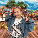 Anna Tsuchiya Instagram - TBSアイ・アム・冒険少年📺 観てくれたみんなありがと🥹❤️‍🔥 シンバがタイでゾウに…🤭 ドキドキの大冒険をさせてもらったよ🐘🤘 TVerで見逃し配信してるからまだの人はぜひ🫶 衣装 アイ・アム・冒険少年 ・pierce & necklace @justindavis_jewels @jack_joat ・jacket @carouse.lambra ・one-piece @intimissimiofficial ・pants @rollasjeans #土屋アンナ