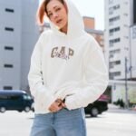 Anna Tsuchiya Instagram - SPRING ESSENTIALS 日本限定"SAKURAコレクション"のフーディーにデニムを合わせた春コーデ 土屋アンナ(モデル・女優・歌手）@annatsuchiya0311 土屋澄海(モデル）@_sky_tuchiya ＜着用アイテム＞ 856280006/Men's SAKURAロゴフーディー(M) 871308006/Women's ストライドデニム(28) 857896046/Men's クラシックロゴTシャツ(L) 856280006/Men's SAKURAロゴフーディー(L) 455517006/Men's 90s Looseデニム(30x30) 857903026/Men's GAP 1969 Tシャツ(L) #sakura #ootd #Gap #春コーデ