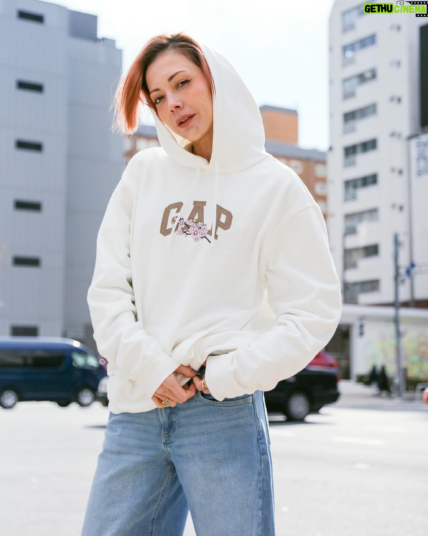 Anna Tsuchiya Instagram - SPRING ESSENTIALS 日本限定"SAKURAコレクション"のフーディーにデニムを合わせた春コーデ 土屋アンナ(モデル・女優・歌手)@annatsuchiya0311 土屋澄海(モデル)@_sky_tuchiya <着用アイテム> 856280006/Men's SAKURAロゴフーディー(M) 871308006/Women's ストライドデニム(28) 857896046/Men's クラシックロゴTシャツ(L) 856280006/Men's SAKURAロゴフーディー(L) 455517006/Men's 90s Looseデニム(30x30) 857903026/Men's GAP 1969 Tシャツ(L) #sakura #ootd #Gap #春コーデ