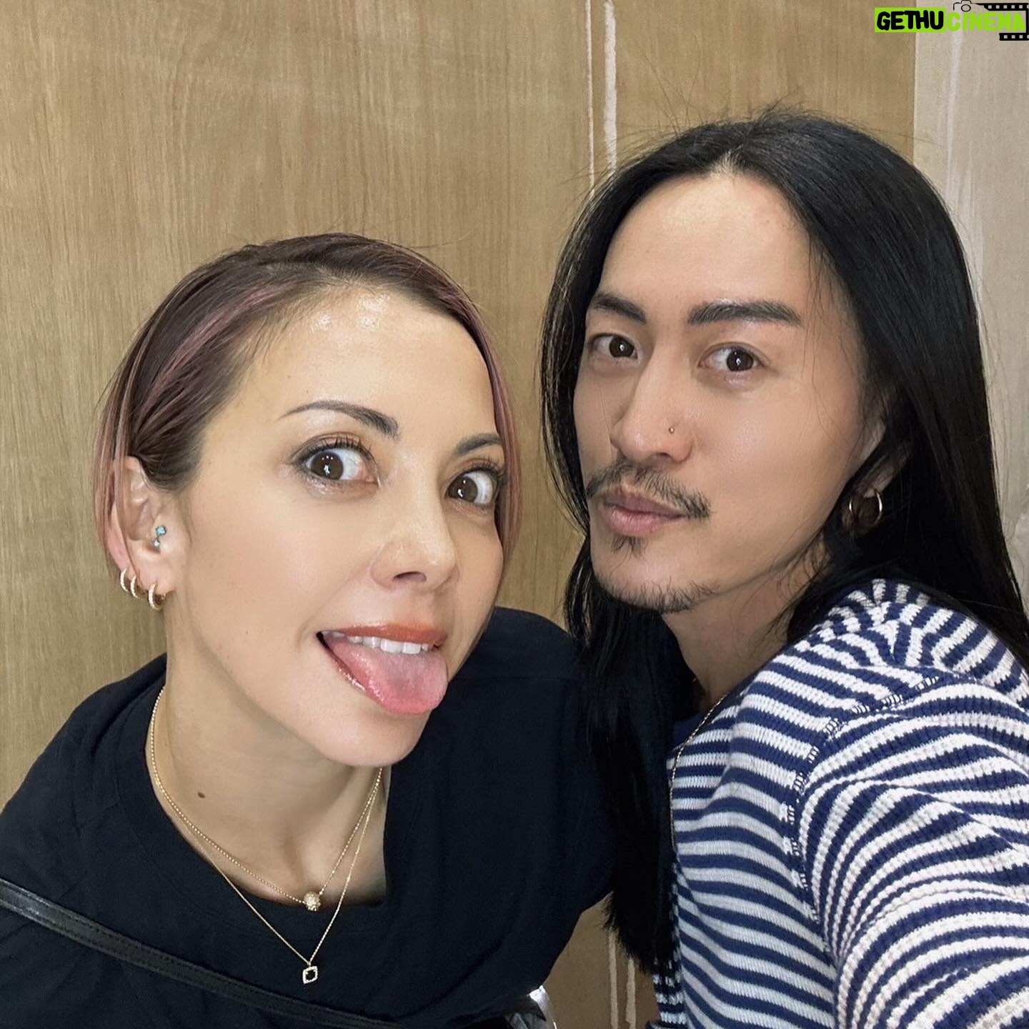 Anna Tsuchiya Instagram - DiVA MALIA❤️🥰 @maliarehman 可愛いねー❤️綺麗ねー❤️ MALIAのANELA BEAUTY女子力上がる物ばかり🌹 先日はトークショーに呼んでくれてthank you🥰 40歳?!いやいやまだまだ人生こっからっしょ‼️笑 ケアはして年を重ねて美しくなろうぜ‼️ マリアへ‥ 沢山マイク🎤持たせてごめんよ笑 なかなか着ないピンクスパンドレス🩷サンキュー🫶 MCの トシ子チャン 素敵なお話ありがと💓 そして久々のJUNJUNメイク! @junjun393 やっぱり‥ 天才的にうまい‥ #土屋アンナ