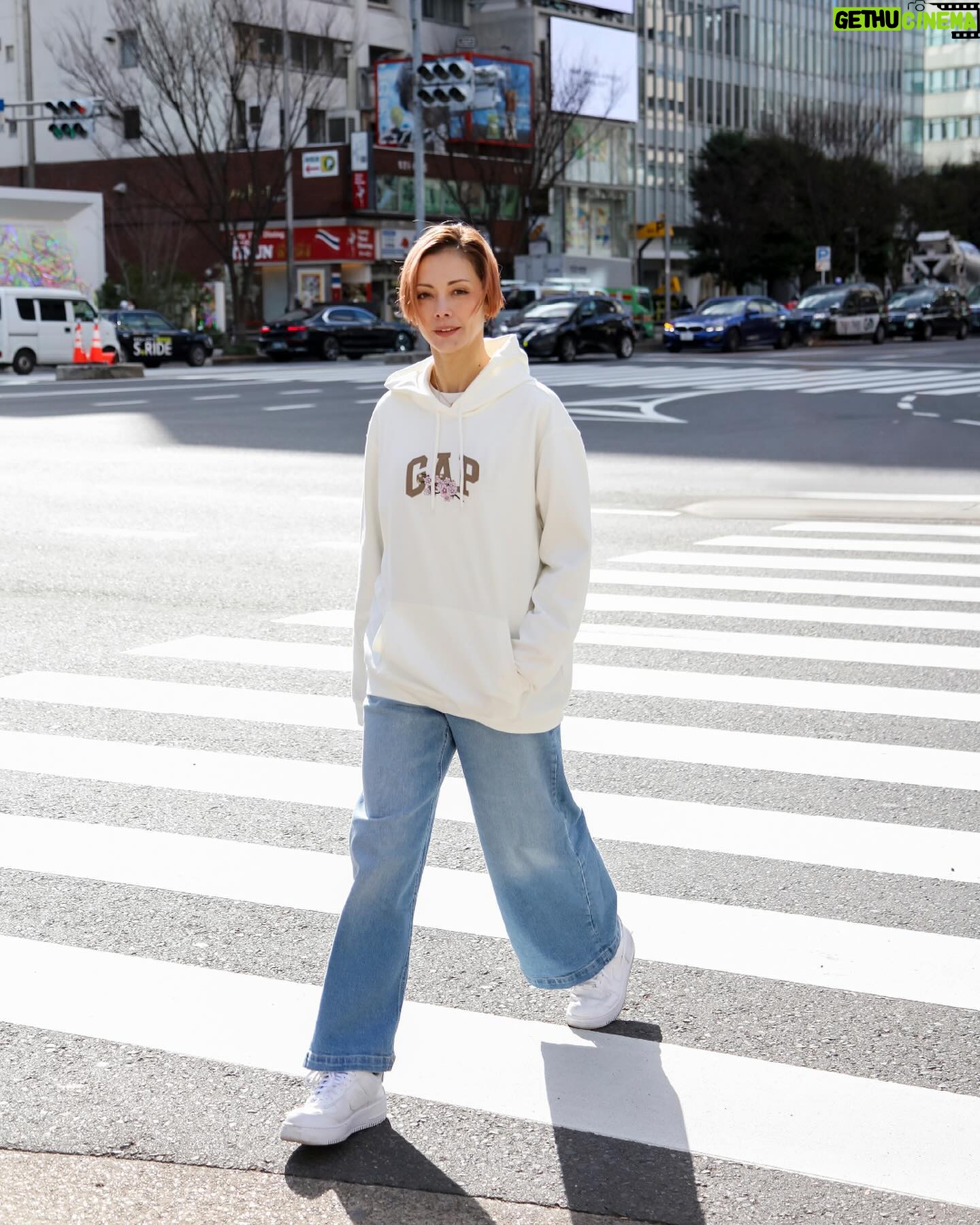 Anna Tsuchiya Instagram - SPRING ESSENTIALS 日本限定"SAKURAコレクション"のフーディーにデニムを合わせた春コーデ 土屋アンナ(モデル・女優・歌手)@annatsuchiya0311 土屋澄海(モデル)@_sky_tuchiya <着用アイテム> 856280006/Men's SAKURAロゴフーディー(M) 871308006/Women's ストライドデニム(28) 857896046/Men's クラシックロゴTシャツ(L) 856280006/Men's SAKURAロゴフーディー(L) 455517006/Men's 90s Looseデニム(30x30) 857903026/Men's GAP 1969 Tシャツ(L) #sakura #ootd #Gap #春コーデ