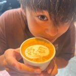 Anna Tsuchiya Instagram - シンバの柔道試合の朝 大好きな @yoshida.coffee.sangubashi にてよしさん手作りのラテとドーナツ🍩 最高に美味しいすぎる❤️ そしてシンバ勝ちました✌️ #土屋アンナ