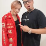 Anna Tsuchiya Instagram - 昨日は下妻トークショー！ 広い空、沢山の人🩷サンキュー 今度は下妻でもライブしたいな！ したらきてくれるかい？ お土産もいっぱいもらいました⭐️ 市長さん！いつもありがとう🩷🔥 buu-buっていう美味しそうなジャーキーもいただいたよ🤩 今夜のおつまみ😘 #土屋アンナ #annatsuchiya #下妻物語