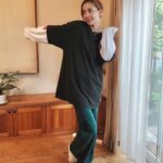 Anna Tsuchiya Instagram - ズバリ！教えまSHOW 観てくれたみんなありがと💖 ロケ衣装🚌 ・T-shirt @rollasjeans @jack_joat ・long T-shirt @pameopose ・pants @rollasjeans スタジオ衣装👗 ・tops @prankproject_official ・skirt&earrings @pameopose necklace @blanciris_official #土屋アンナ