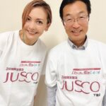 Anna Tsuchiya Instagram - 昨日は下妻トークショー！ 広い空、沢山の人🩷サンキュー 今度は下妻でもライブしたいな！ したらきてくれるかい？ お土産もいっぱいもらいました⭐️ 市長さん！いつもありがとう🩷🔥 buu-buっていう美味しそうなジャーキーもいただいたよ🤩 今夜のおつまみ😘 #土屋アンナ #annatsuchiya #下妻物語
