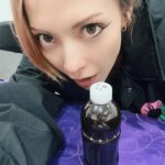 Anna Tsuchiya Instagram - 実は土屋 中国　広州にいます(!) そう！今日はライブ！ まさかの舞台終わりから忙しく‥ 喉やられたり 何やかんや‥ しかーし！広州にて美味しいものばかり！最高です！ ご飯も美味しいけどこの喉にいい漢方最強でした！めっちゃ効く❤️ ココナッツラテもうまうま🥥 #土屋アンナ