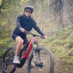 Anna Veith Instagram - easy trail fun at home 🤩 @rotwildbikes #mtbtrails #rotwildrider #activelifestyle #sowasvonfit #funday #fallseason #ad
