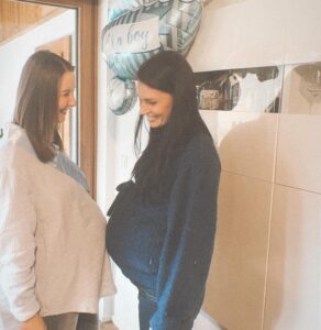 Anna Veith Instagram - 👯 📸 my lovely sister-in-law and me. 🥰 My little brother and her are expecting a boy. What do you think it will be for us? #girlorboy💗💙 #familyisgrowing #babyshower #babybauch #momtobe #comingsoon #ssw37