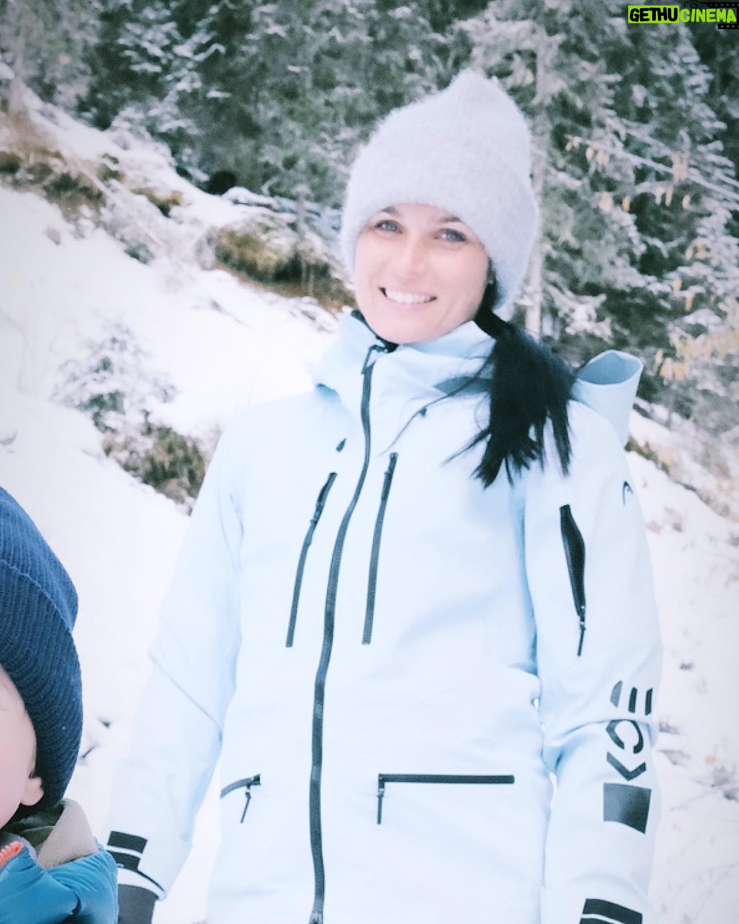 Anna Veith Instagram - I love the time in the snow with my little one 💙❄️ #wintertime #playinginthesnow #familytime #makeyourdayahappyday #headsportswear