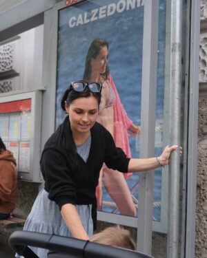 Anna Veith Instagram - He is wondering 😳 what is mom doing on the @calzedonia billboards out there? 😉
spent some nice time with my little sunshine in Salzburg City 📍
go to my story to see some impressions of the shooting at Tenerife 🌴

#bikinilife #summervibes #city #billboard #calzedonia #sunshine #mare