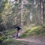 Anna Veith Instagram - easy trail fun at home 🤩 @rotwildbikes #mtbtrails #rotwildrider #activelifestyle #sowasvonfit #funday #fallseason #ad