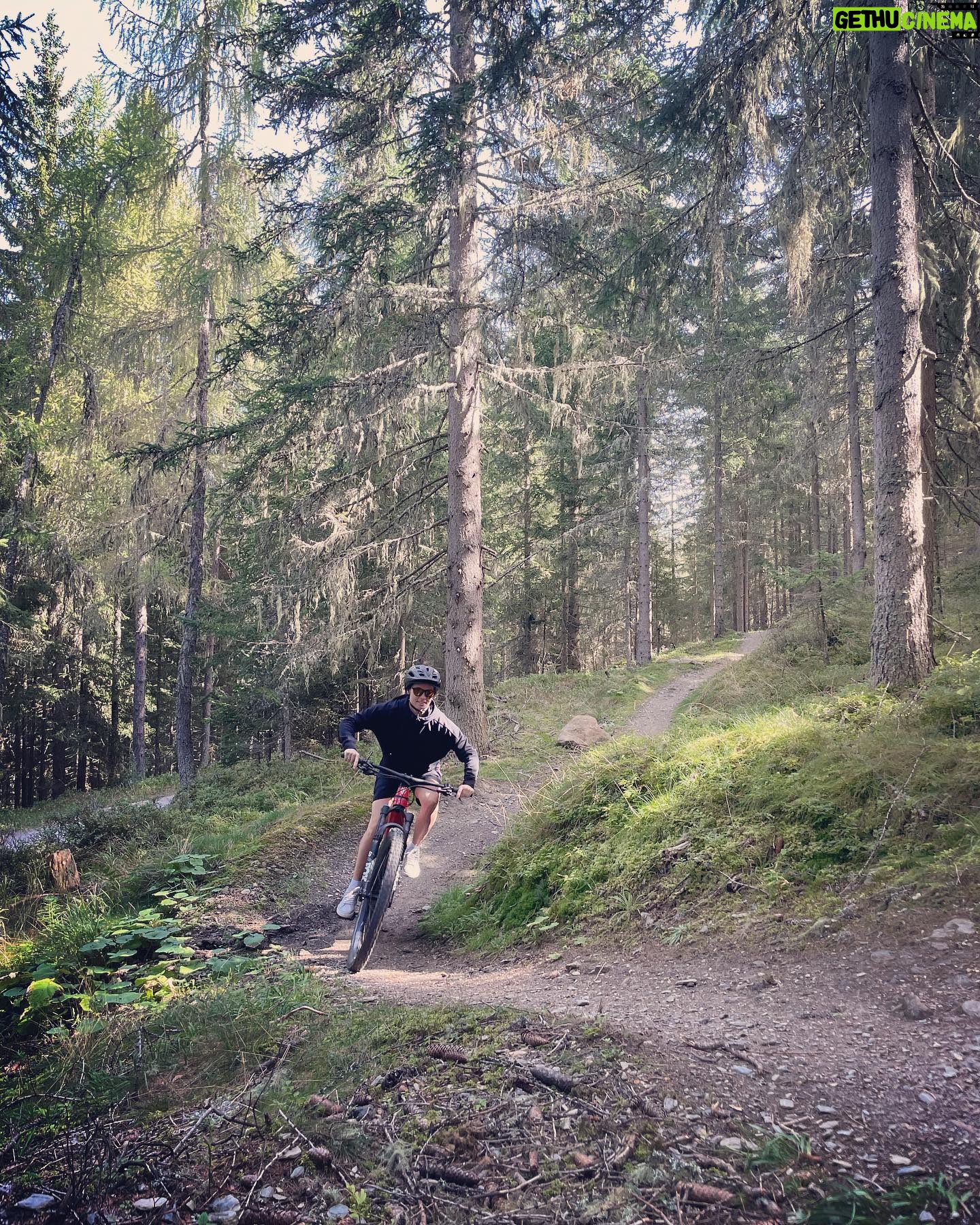 Anna Veith Instagram - easy trail fun at home 🤩 @rotwildbikes #mtbtrails #rotwildrider #activelifestyle #sowasvonfit #funday #fallseason #ad