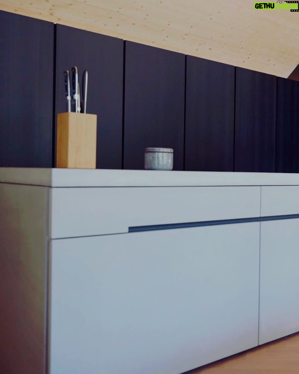Anna Veith Instagram - home is where your heart is, and we've never felt more at home. 🤍 The center of our dream home is made of concrete: a design kitchen from the @steininger.designers manufactory. #livingourbestlife #steiningerdesigners kitchen @steininger.designers @martinsteininger_ #steiningerdesigners #designerswalk #design #placetobe #familytime #living #architecture #concretekitchen #interior #interiordesigner #designerkitchen