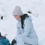 Anna Veith Instagram - I love the time in the snow with my little one 💙❄️ #wintertime #playinginthesnow #familytime #makeyourdayahappyday #headsportswear