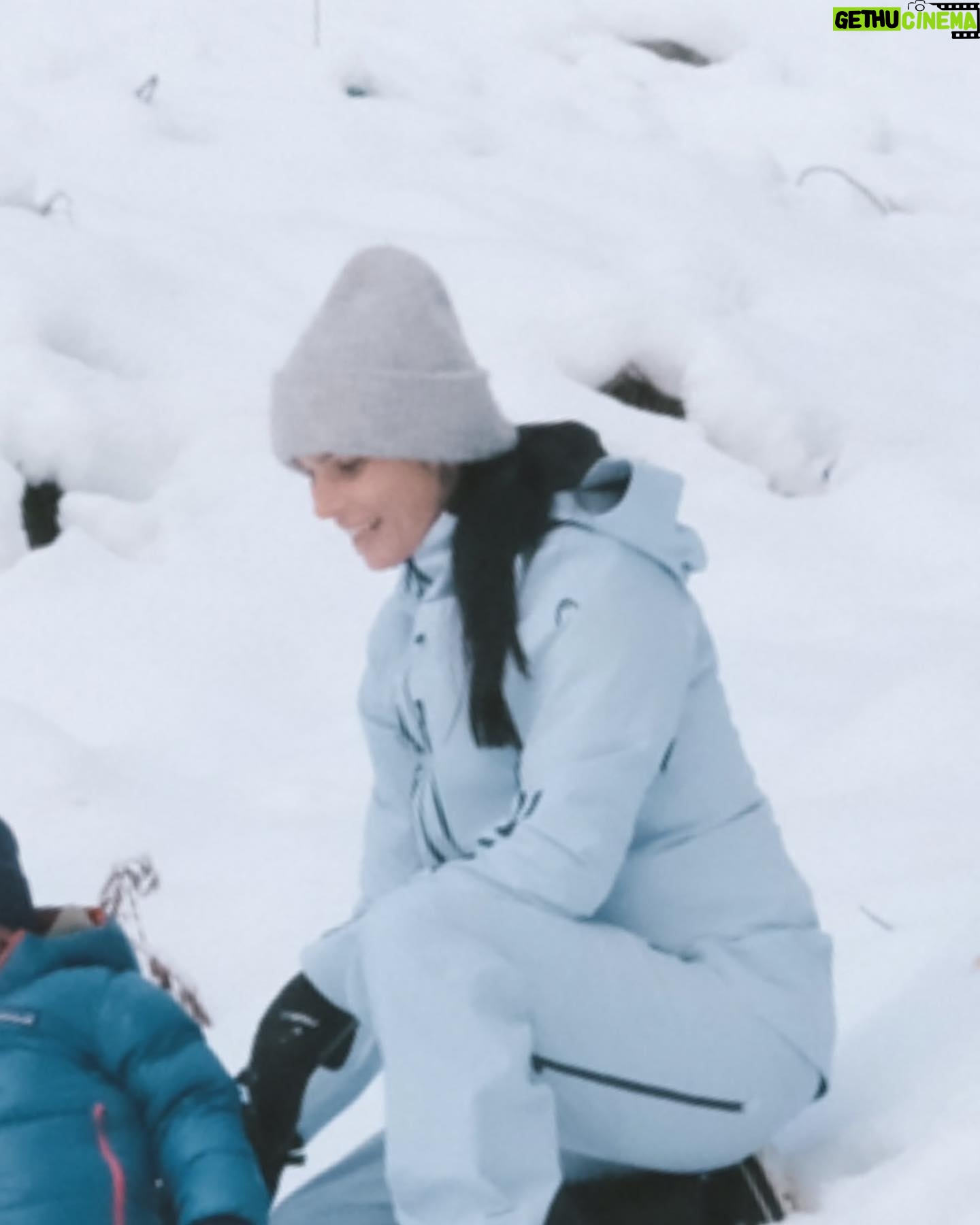 Anna Veith Instagram - I love the time in the snow with my little one 💙❄️ #wintertime #playinginthesnow #familytime #makeyourdayahappyday #headsportswear