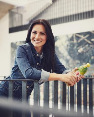 Anna Veith Instagram - Throwback to the time when Lotte was just a tiny bump…😄🤰🏻 Can you believe she was already part of this shoot with @rauch_happyday in Salzburg? Already a day filled with great anticipation and now being the happiest mom ever! What was your last moment making your day a happy day?

#ohnehappykeinday #makeyourdayahappyday #MomLife #HappyDaySprizzLove #werbung