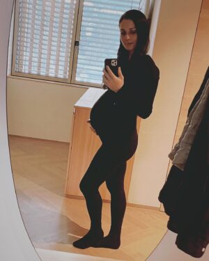 Anna Veith Instagram - Full focus on a new year filled with love ❤️ and wish you all a happy and healthy 2024 ✨
#makeyourdayahappyday #happyyear #2024 #momlife #momtobe #babybauch